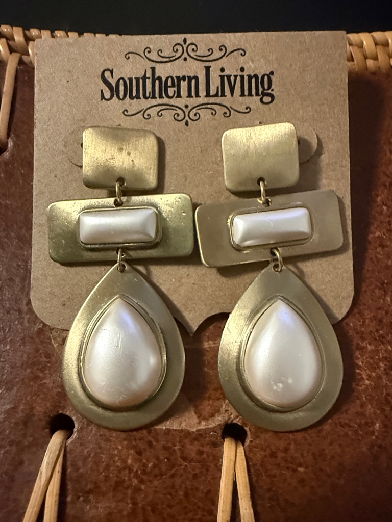 Southern Living Gold And Pearl Drop Teardrop Earrings 10$